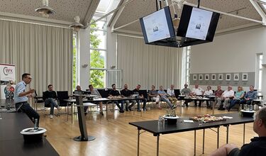 Viele Personen in einem Besprechungsraum beim Unternehmensnetzwerktreffen