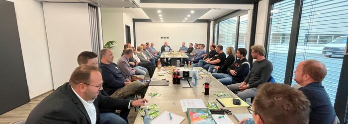 Viele Personen in einem Besprechungsraum beim Unternehmensnetzwerktreffen