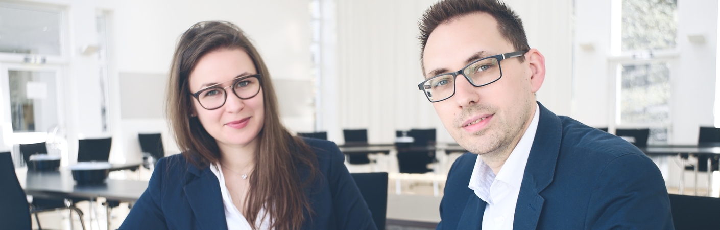 Riccarda Vitt und Tim Kraft arbeiten an Plänen