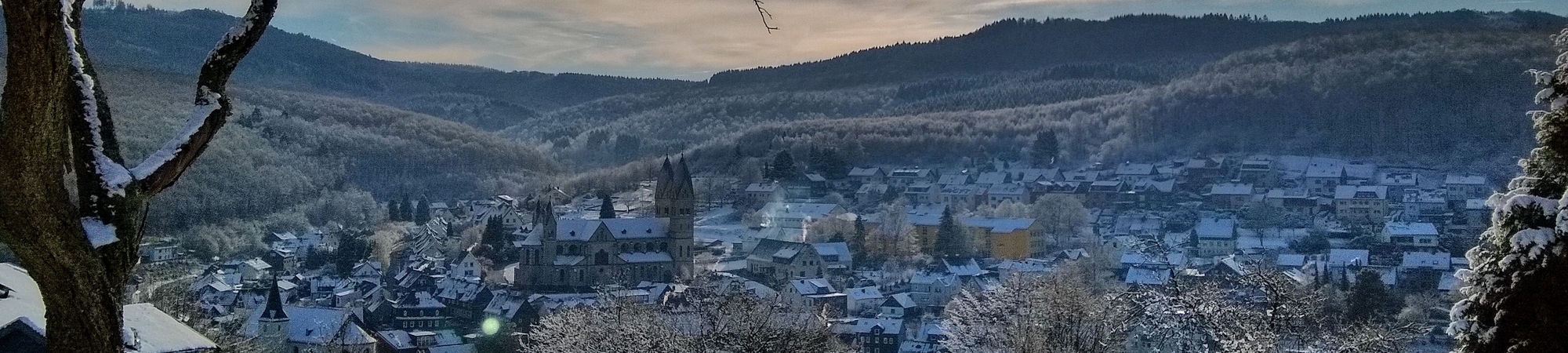 Fotoaufnahme einer Winterlandschaft mit Blick auf Niederfischbach