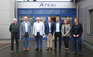Landrat und Vertreter der Stadt Kirchen zu Besuch bei Atesi Elektrotechnik in Mudersbach
