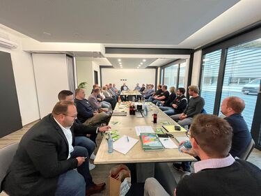 Viele Personen in einem Besprechungsraum beim Unternehmensnetzwerktreffen