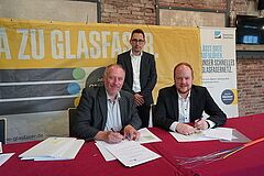 Vertreter der Stadt Kirchen bei Vertragsschluss mit der deutschen Glasfaser